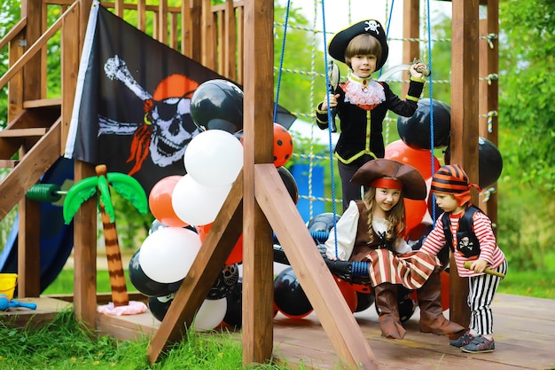 Festa infantil em estilo pirata. Crianças fantasiadas de piratas estão brincando no Halloween.