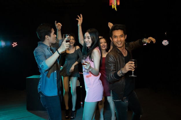 Foto festa jovens grupo dançando em boate