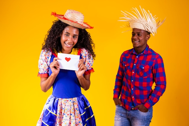 Festa Junina en Brasil mujer sorprendida con carta de amor de su novio en el festival brasileño de junio vistiendo traje