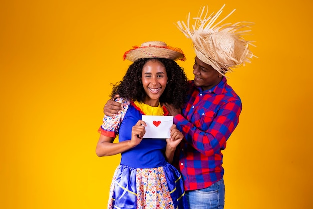 Festa Junina en Brasil mujer sorprendida con carta de amor de su novio en el festival brasileño de junio vistiendo traje
