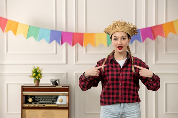 Festa junina linda chica con sombrero de paja verano brasileño con radio retro apuntándose a sí misma