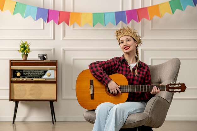 Festa junina linda chica con sombrero de paja verano brasileño con radio retro tocando la guitarra