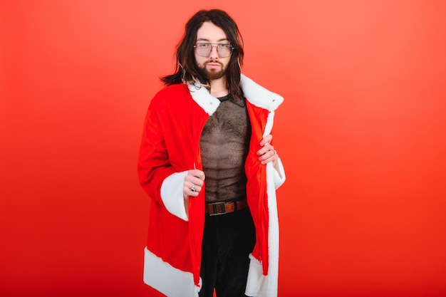 Festa LGBT de Ano Novo Um homem gay em uma roupa de Papai Noel Conceito de Igualdade