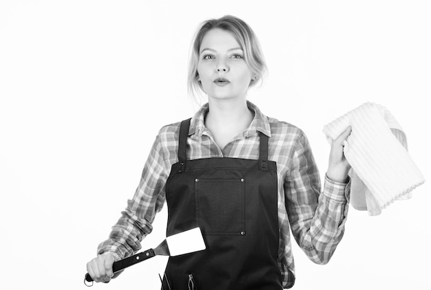 Festa no fim de semana em família Mulher segura utensílios de cozinha Menina bonita no avental do chef Preparação e culinária Ferramentas para assar carne ao ar livre Receita de culinária de churrasco de piquenique