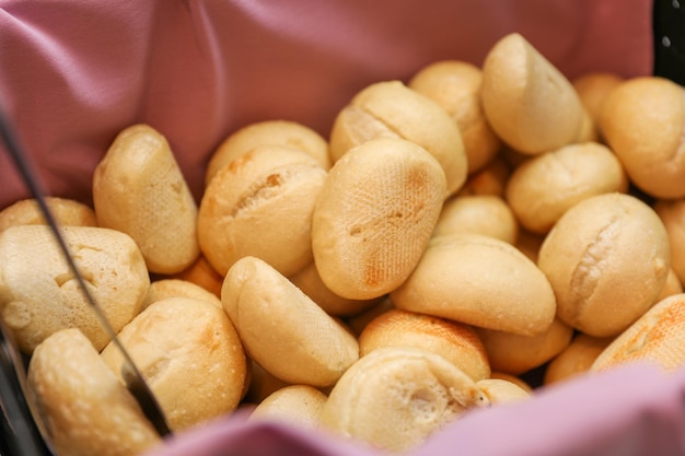 Festa Potluck com uma deliciosa variedade de vegetais de carne e pratos de pão que personificam a comunidade e