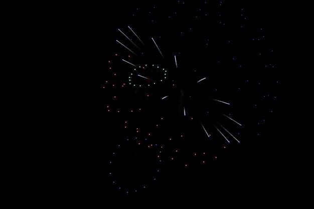 Festas de fogos de artifício, show de pirotecnia de celebração de ano novo e conceito de celebração