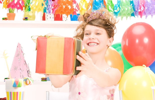 festeira feliz com balões e caixa de presente
