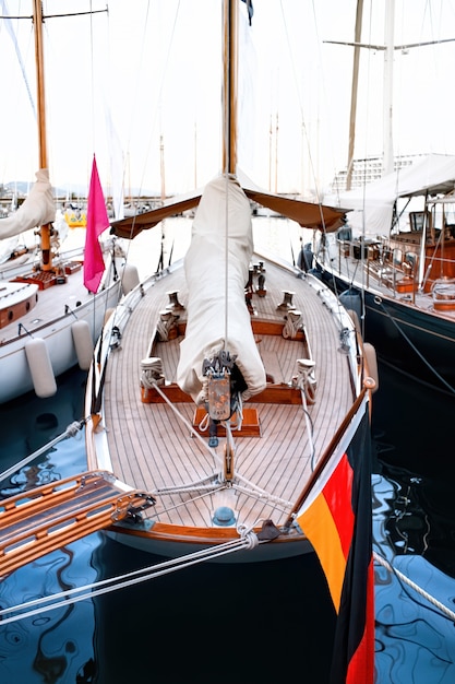 Festgemachtes klassisches Schiff in Monaco