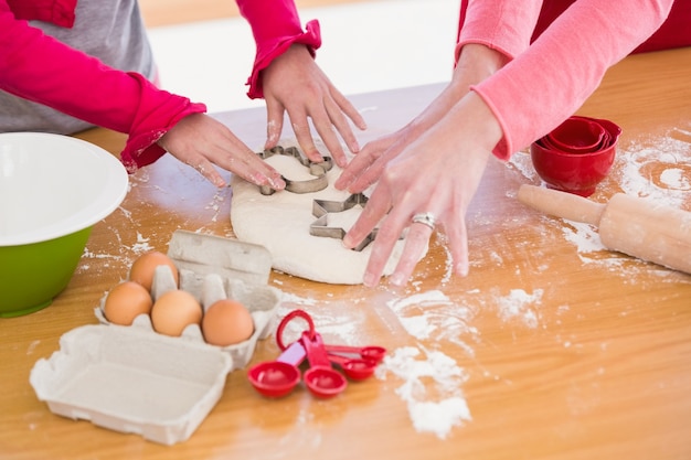 Festiva mãe e filha fazendo biscoitos de natal