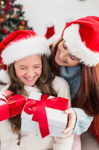 Festiva mãe e filha trocando presentes