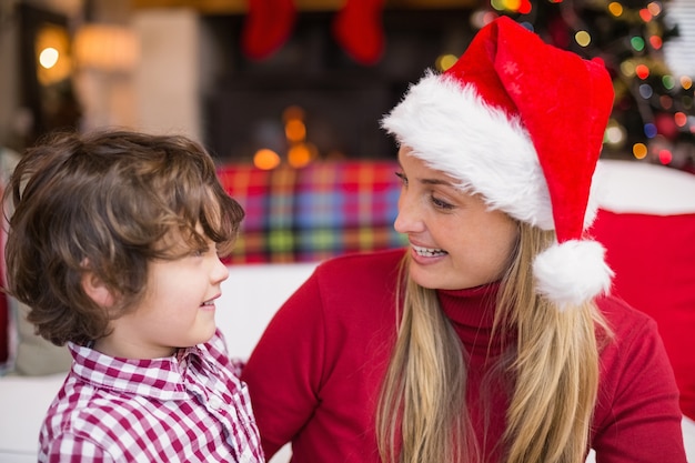 Festiva mãe e filho sorrindo um para o outro