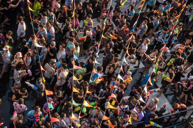 Festival de agua de Songkran lleno de pelple en Bangkok