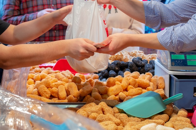 Foto festival de año nuevo chino, calle de año nuevo de taipei, la gente compra dulces que cumplen con la escena, arroz taiwanés crujiente