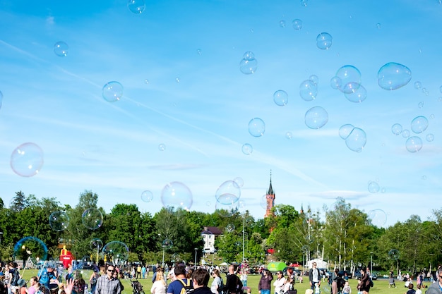 El festival de las burbujas de jabón en un parque público