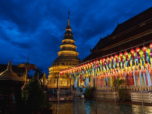 Festival de los cien mil faroles en el culto budista de Lamphun en el templo Wat Phra That Hariphunchai con cielo azul oscuro en Lamphun, Tailandia