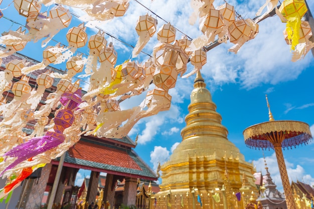 Festival colgante de linterna de papel con pagoda dorada en Wat Phra That Hariphunchai Lamphun Tailandia