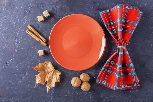 Festival de la cosecha de otoño y ajuste de la tabla del día de acción de gracias. plato vacío y servilleta a cuadros