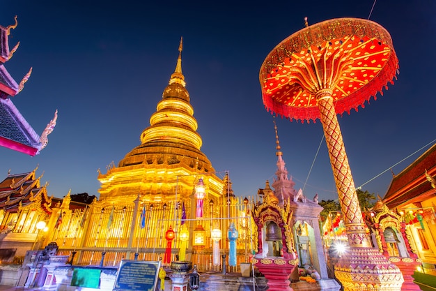 Festival da lâmpada colorida e lanterna em loi krathong em wat phra that hariphunchai