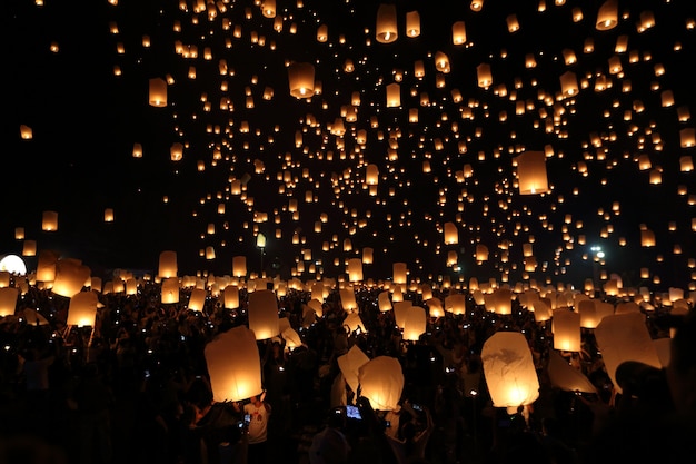 Festival das lanternas flutuantes na tailândia