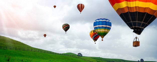 Festival de balões de ar quente da paisagem natureza no céu.