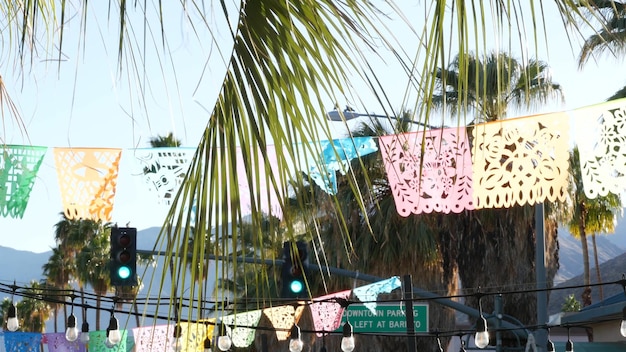 Festival de bandeira de papel picado mexicano perfurado sinaliza guirlanda de tecido de papel