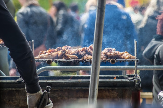 Festival de comida de carne assada ao ar livre durante o dia