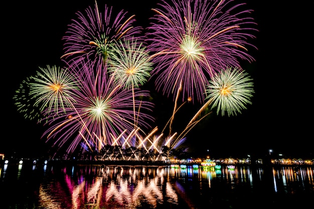 Festival de fogos de artifício à noite para o ano novo