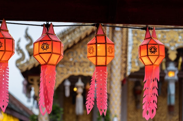Festival de lanternas de papel colorido em Wat Phra That Hariphunchai Lamphun Tailândia