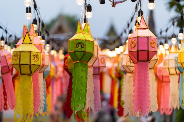 Festival de lanternas de papel colorido em Wat Phra That Hariphunchai Lamphun Tailândia