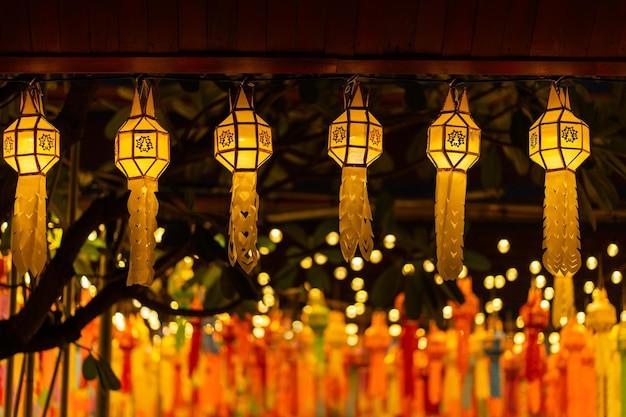 Festival de lanternas de papel colorido em Wat Phra That Hariphunchai Lamphun Tailândia