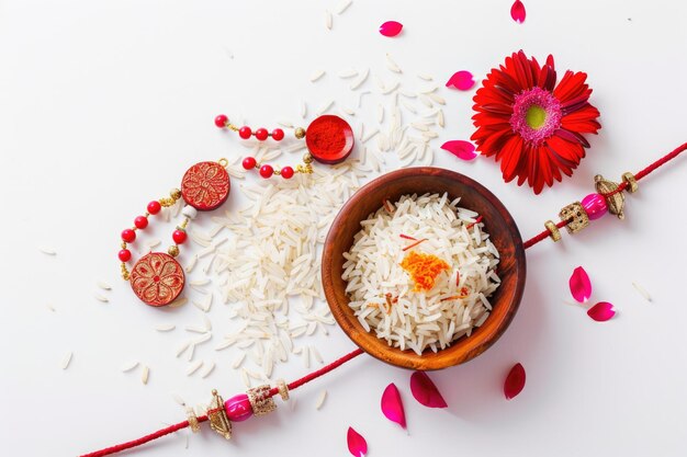 Foto festival de raksha bandhan com itens tradicionais em fundo branco