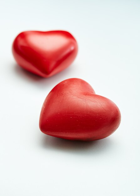 Festival de día de San Valentín dos corazones rojos decorativos aislados sobre fondo blanco