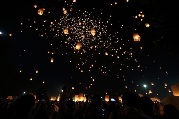 Festival de los faroles flotantes en Tailandia