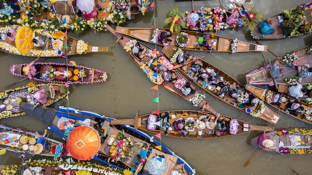 Festival flutuante de vista aérea na Tailândia As pessoas apreciam a procissão de velas na cerimônia do rio O Dia da Quaresma Budista em Lad Chado Ayutthaya Tailândia