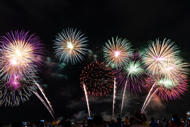 Foto festival de fuegos artificiales en pattaya, tailandia