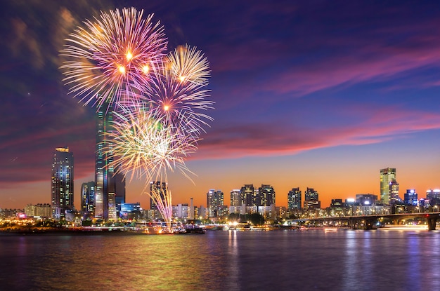 Festival de fuegos artificiales de Seúl en la ciudad de noche en Yeouido, Corea del Sur.