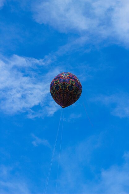 Festival de globos aerostáticos en Wonosobo Fondo de cielo azul