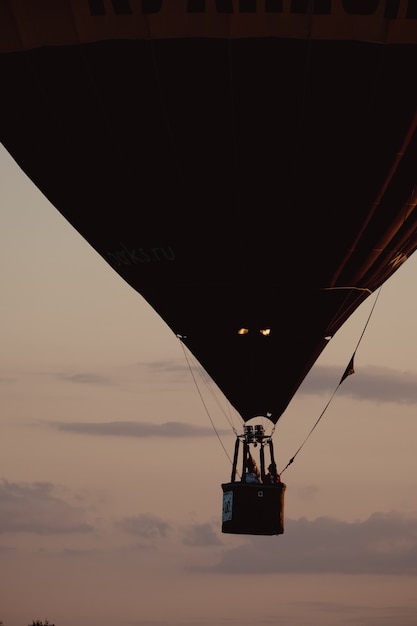 Festival de Globos. Globo con el telón de fondo del cielo y la puesta de sol, silencio de la naturaleza. Cesta con personas en globo aerostático