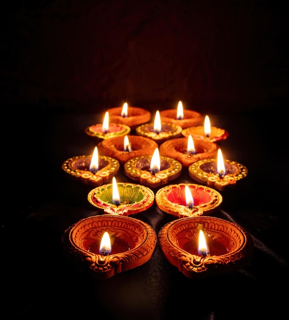 Festival hindu de luzes Diwali Deepavali Lâmpada Diya acesa em preto close-up