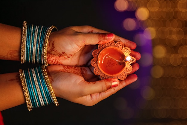 Festival indiano Diwali, lâmpada de óleo decorativa na mão