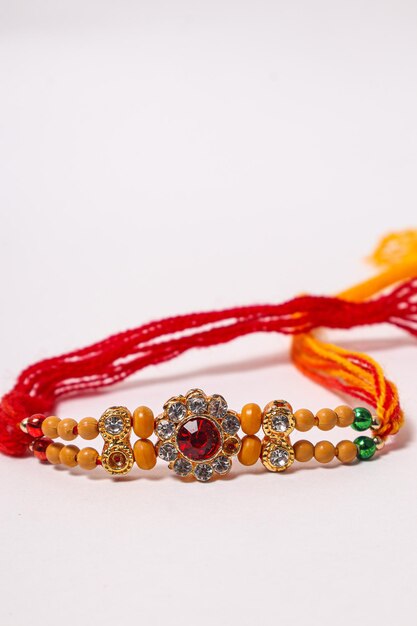 Festival indiano Raksha Bandhan Uma pulseira tradicional indiana que é um símbolo de amor entre irmãos e irmãs