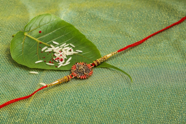 Festival indiano raksha bandhan uma pulseira tradicional indiana que é um símbolo de amor entre irmãos e irmãs