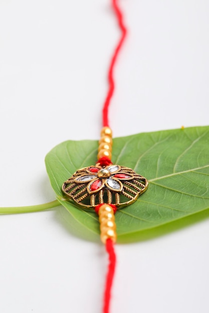 Festival indiano Raksha Bandhan Uma pulseira tradicional indiana que é um símbolo de amor entre irmãos e irmãs