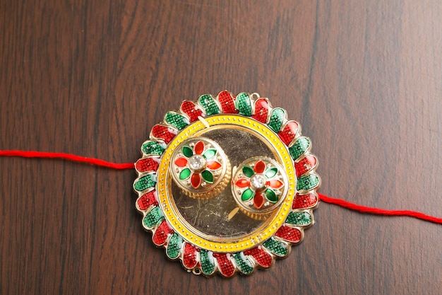 Festival indiano Raksha Bandhan Uma pulseira tradicional indiana que é um símbolo de amor entre irmãos e irmãs