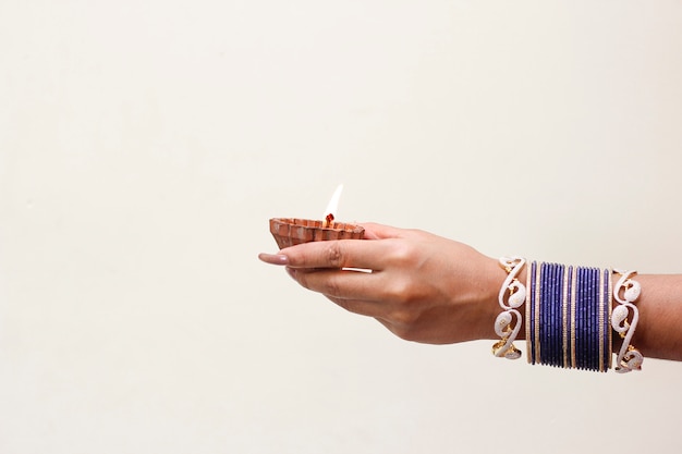 Festival indio Diwali, lampara en mano