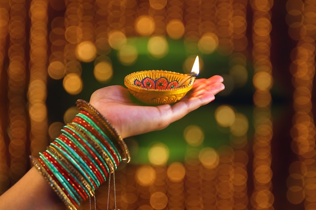 Foto festival indio diwali, lampara en mano