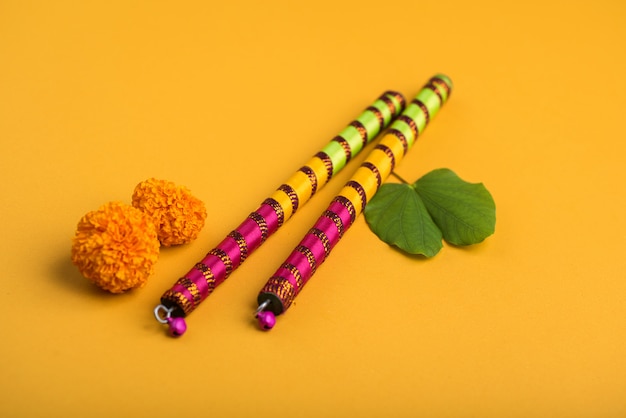 Festival indio de Dussehra y Navratri, mostrando hojas de oro (Bauhinia racemosa) y flores de caléndula con palitos de Dandiya.