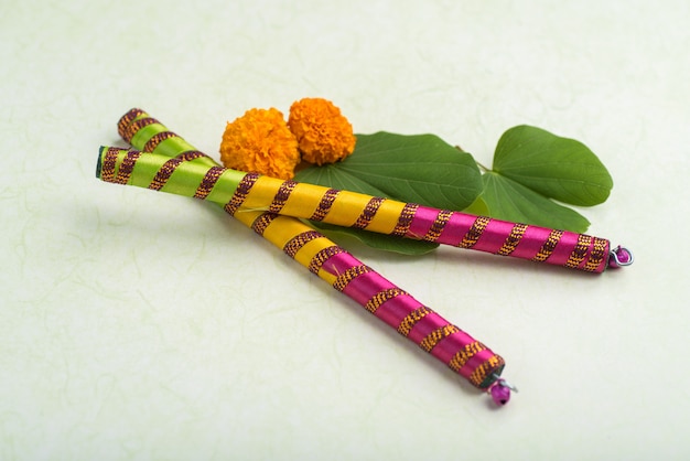 Festival indio Dussehra, que muestra hojas doradas (Bauhinia racemosa) y flores de caléndula con palitos de Dandiya.