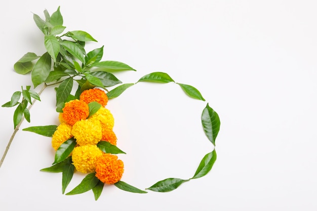 Festival indio dussehra saludo hoja verde con flor de caléndula sobre fondo blanco