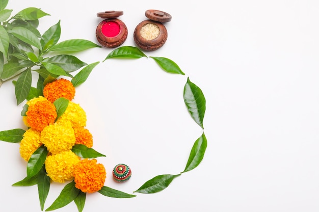 Festival indio dussehra saludo hoja verde con flor de caléndula sobre fondo blanco